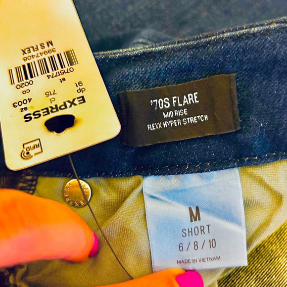 EXPRESS Mid Rise Dark Wash
Blue 70’s Flare Jeans Flex Medium Short 6/8/10 NWT - Picture 3 of 16